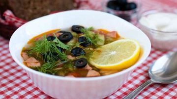 Рецепт Солянки с мясом и колбасой, тушеная на сковороде