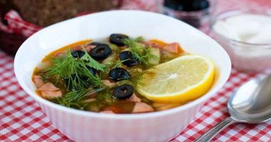 Рецепт Солянки с мясом и колбасой, тушеная на сковороде