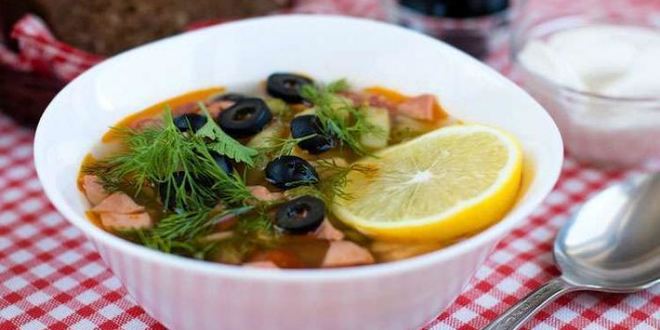 Рецепт Солянки с мясом и колбасой, тушеная на сковороде