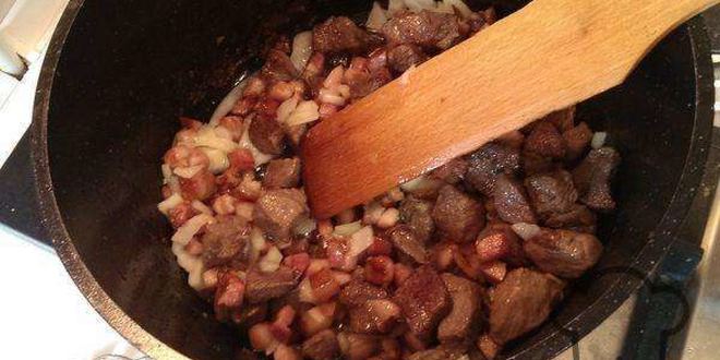 Рецепт солянки с мясом и колбасой, тушеная на сковороде