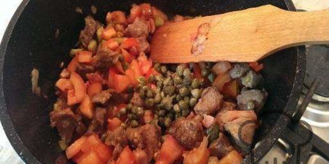 Рецепт солянки с мясом и колбасой, тушеная на сковороде