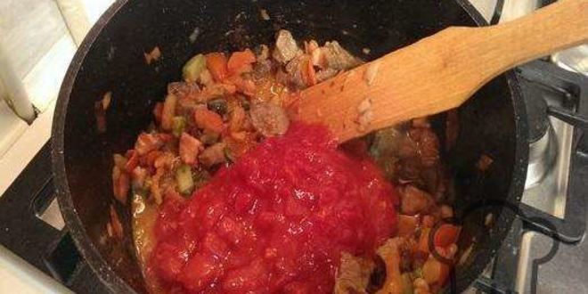 Рецепт солянки с мясом и колбасой, тушеная на сковороде