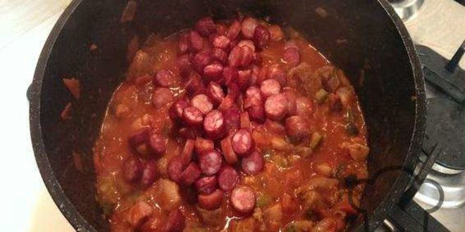 Рецепт солянки с мясом и колбасой, тушеная на сковороде