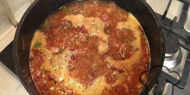 Рецепт солянки с мясом и колбасой, тушеная на сковороде