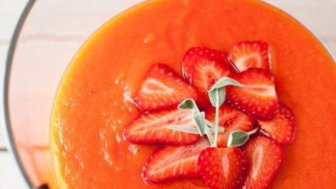 Рецепт летнего супа-пюре с папайей и клубникой