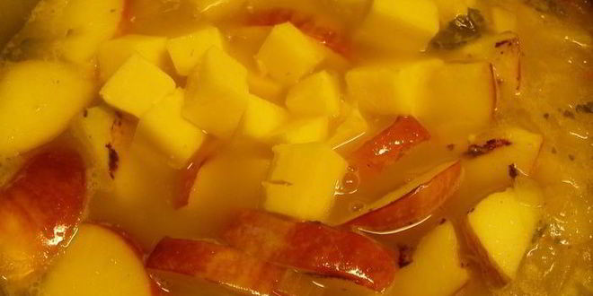 Рецепт супа-пюре из сельдерея с яблоком, сидром и чеддером