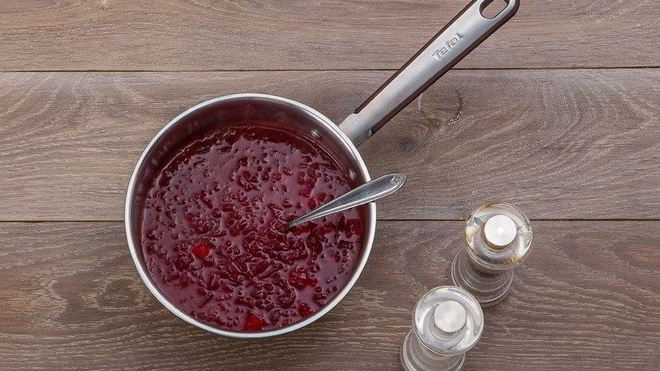 Рецепт горячего свекольника со сметаной