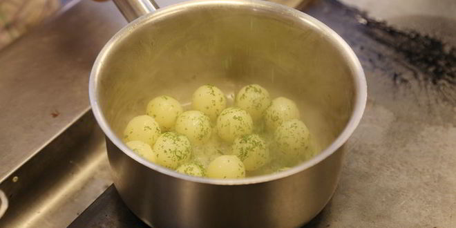 Рецепт холодного свекольника со свежим огурцом и горячий картофель с укропом