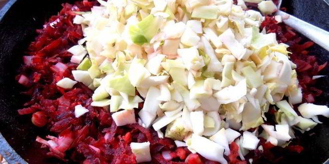 Рецепт латвийского свекольника с фрикадельками