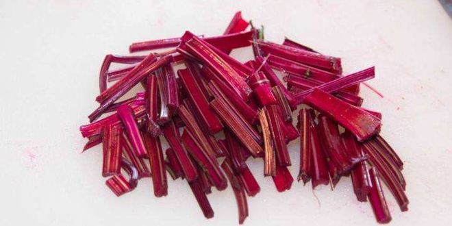 Рецепт свекольника холодного с ботвой