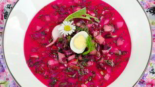 Рецепт Свекольника по-белорусски с ботвой, колбасой и перепелиными яйцами