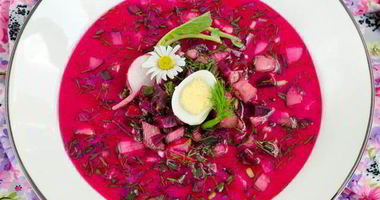 Рецепт Свекольника по-белорусски с ботвой, колбасой и перепелиными яйцами