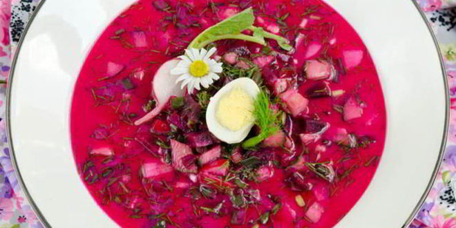 Рецепт Свекольника по-белорусски с ботвой, колбасой и перепелиными яйцами