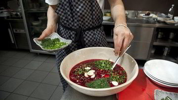 Рецепт Свекольника с перепелиными яйцам