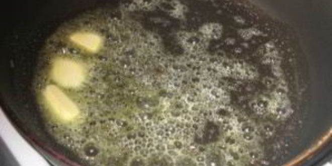 Рецепт сливочно-сырного суп с чесночными сухариками