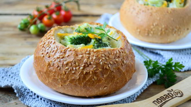 Рецепт сырного супа с брокколи в булочках