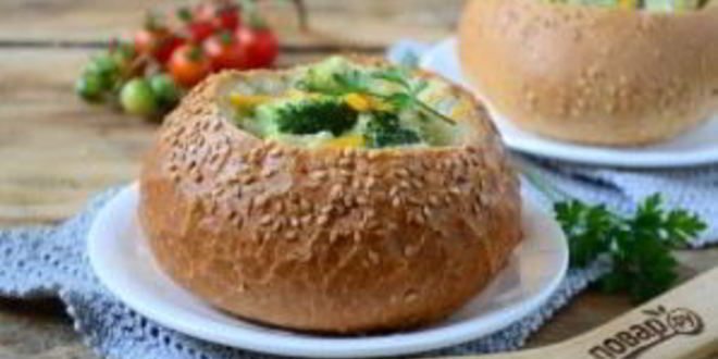 Рецепт сырного супа с брокколи в булочках