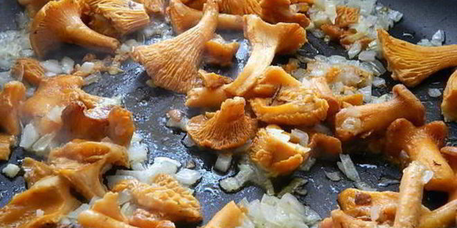 Рецепт сырного супа с лисичками и беконом