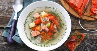 Рецепт Домашней ухи со слабосоленой неркой