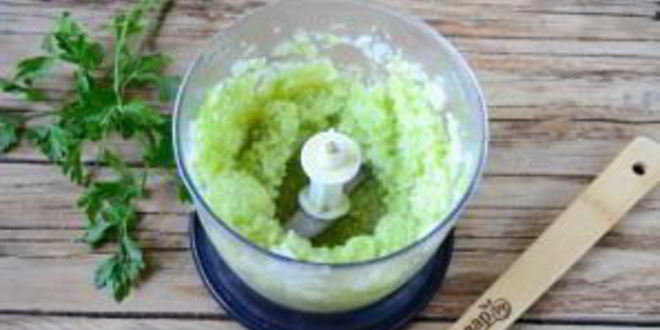 Рецепт блинчиков из кабачков с сыром и чесноком