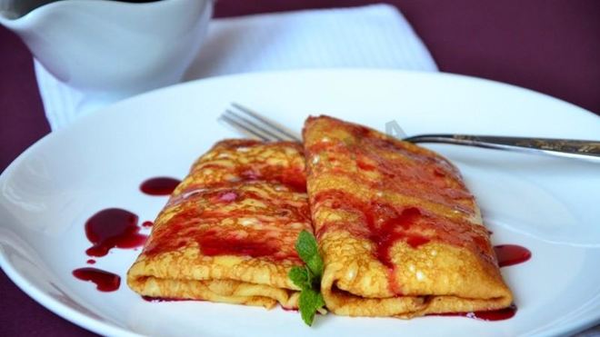 Рецепт блинчиков с начинкой под вишневым соусом