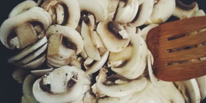 Рецепт блинчиков со сливочным соусом из шампиньонов