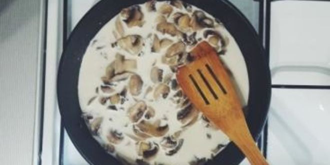 Рецепт блинчиков со сливочным соусом из шампиньонов