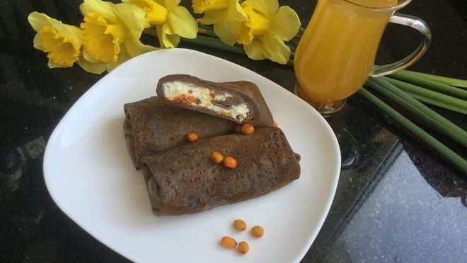 Рецепт шоколадных блинов с медовой облепихой