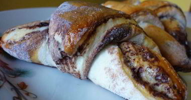 Рецепт Булочек и рогалики Зебра с шоколадной прослойкой