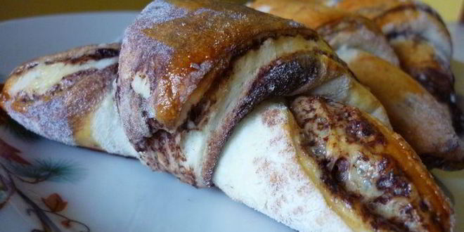 Рецепт Булочек и рогалики Зебра с шоколадной прослойкой