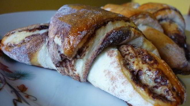 Рецепт булочек и рогалики зебра с шоколадной прослойкой