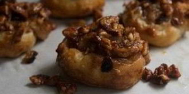 Рецепт булочек с корицей, орехами и изюмом