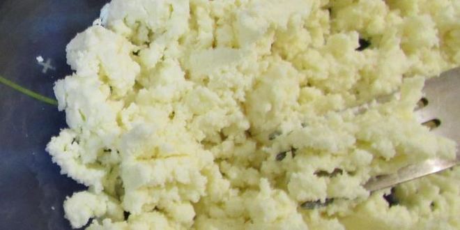 Рецепт булочек с листьями свеклы и свежим сыром