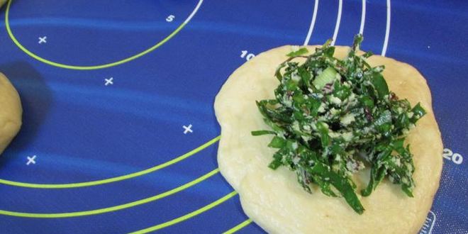 Рецепт булочек с листьями свеклы и свежим сыром