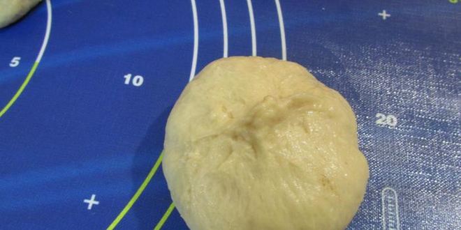 Рецепт булочек с листьями свеклы и свежим сыром