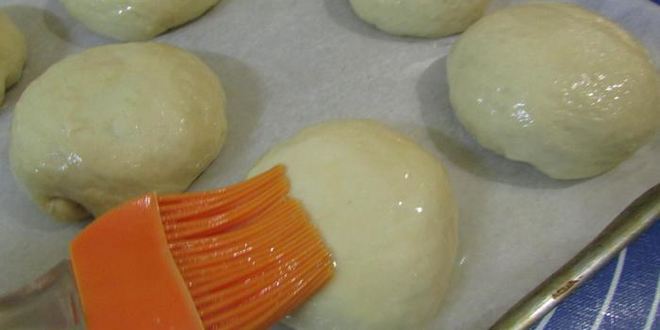 Рецепт булочек с листьями свеклы и свежим сыром