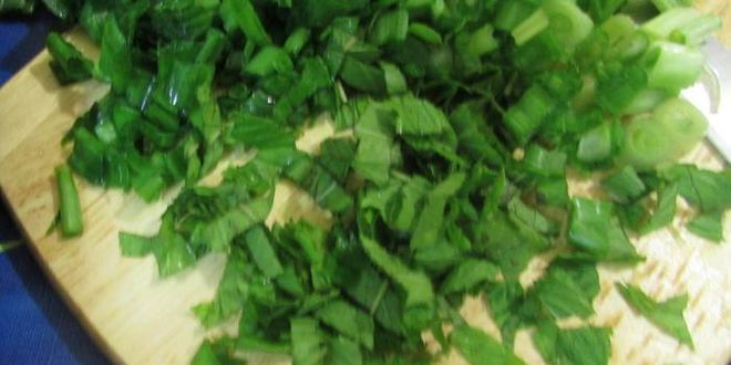 Рецепт булочек с листьями свеклы и свежим сыром