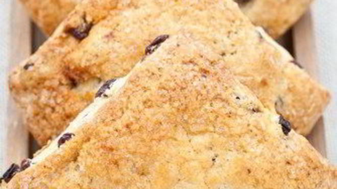 Рецепт булочек с пророщенной пшеницей, ягодами и орехами