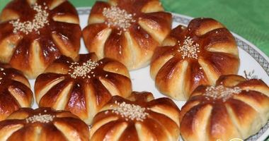 Рецепт Булочек цветочки с изюмом и курагой
