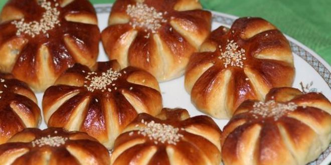 Рецепт Булочек цветочки с изюмом и курагой