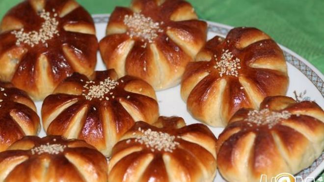 Рецепт булочек цветочки с изюмом и курагой