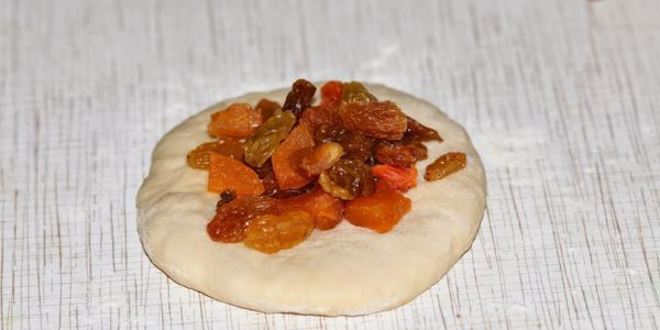 Рецепт булочек цветочки с изюмом и курагой