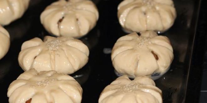 Рецепт булочек цветочки с изюмом и курагой