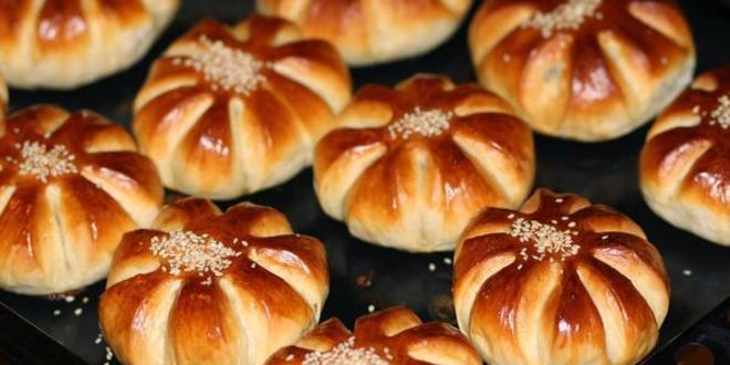 Рецепт булочек цветочки с изюмом и курагой