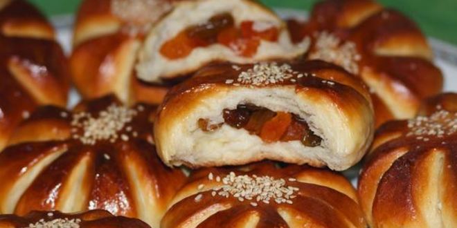 Рецепт булочек цветочки с изюмом и курагой