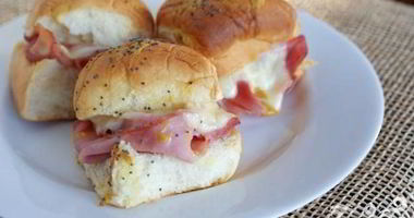 Рецепт Горячих булочек с ветчиной и сыром