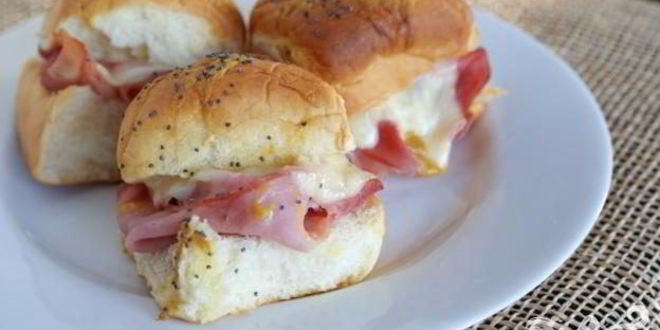Рецепт Горячих булочек с ветчиной и сыром