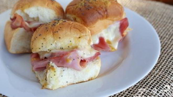 Рецепт горячих булочек с ветчиной и сыром