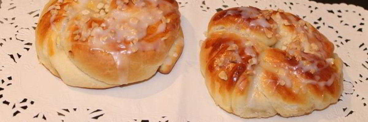 Рецепт Плюшек с яблоком и сгущенкой