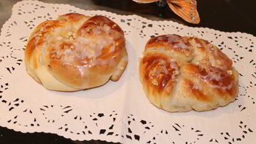 Рецепт Плюшек с яблоком и сгущенкой